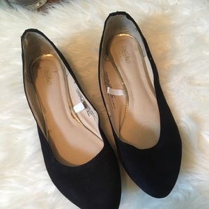 Women’s black flats